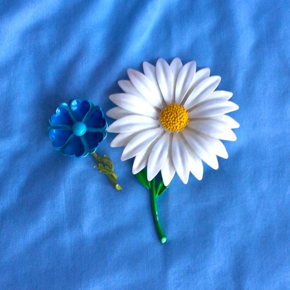 Two vintage flower pins/brooches from the 60/70’s. Double. Blue and daisy. - Picture 1 of 6